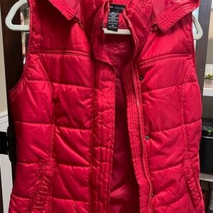 New York & Company Outerwear Red Puffer Vest Detachable Hood & Pockets Medium